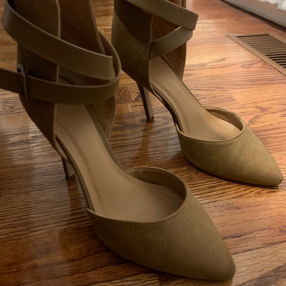 Closed point toe heels with tie around ankle - Picture 1 of 3